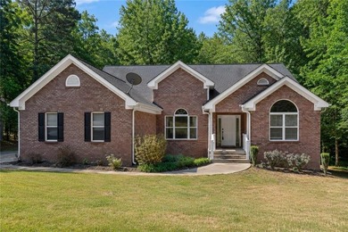 This 6 bedroom, 3 bathroom home offers of comfortable living - photo 1