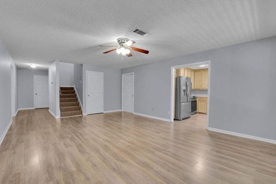 This 6 bedroom, 3 bathroom home offers of comfortable living - photo 4