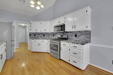 This 6 bedroom, 3 bathroom home offers of comfortable living - photo 6