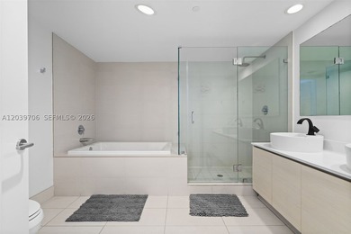 Stunning lower penthouse with incredible 180-degree panoramic - photo 12