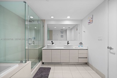 Stunning lower penthouse with incredible 180-degree panoramic - photo 13