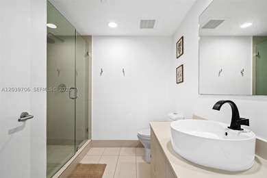 Stunning lower penthouse with incredible 180-degree panoramic - photo 14