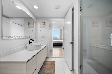 Stunning lower penthouse with incredible 180-degree panoramic - photo 15