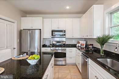 Sunsets, Water Views & Effortless Coastal Living in Hillsmere - photo 17