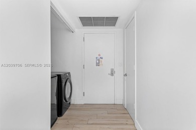 Stunning lower penthouse with incredible 180-degree panoramic - photo 17