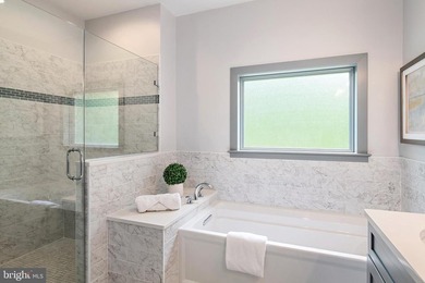 Sunsets, Water Views & Effortless Coastal Living in Hillsmere - photo 28
