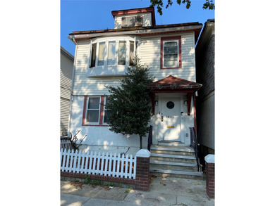 East River Townhome/Townhouse For Sale in College Point New York