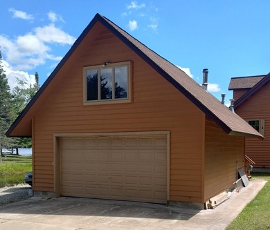 This unique home has incredible, beachfront on scenic Ess Lake - photo 12