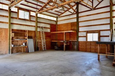 This spacious triple-wide manufactured home offers 3 bedrooms, 2 - photo 23