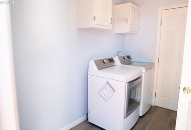 This spacious triple-wide manufactured home offers 3 bedrooms, 2 - photo 31