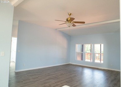 This spacious triple-wide manufactured home offers 3 bedrooms, 2 - photo 34