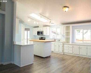 This spacious triple-wide manufactured home offers 3 bedrooms, 2 - photo 40