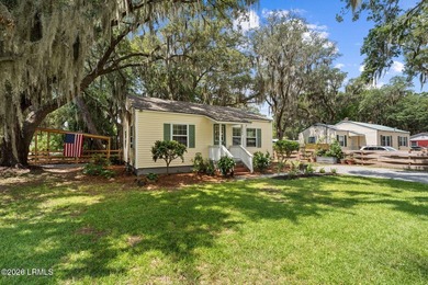 Move-in ready in highly desirable Pigeon Point! This charming - photo 1