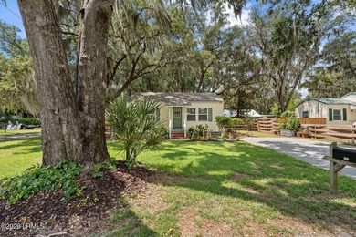 Move-in ready in highly desirable Pigeon Point! This charming - photo 2