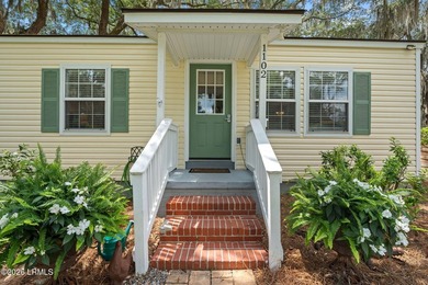 Move-in ready in highly desirable Pigeon Point! This charming - photo 4
