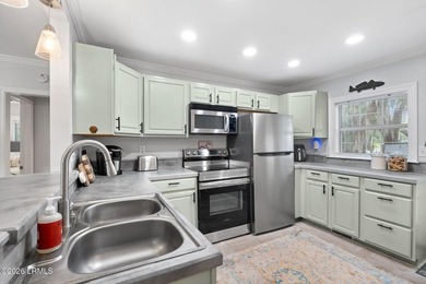 Move-in ready in highly desirable Pigeon Point! This charming - photo 10