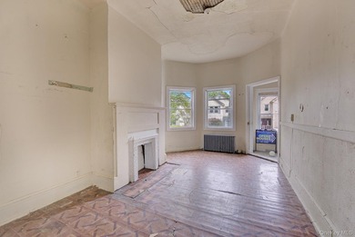 Amazing Semi-Attached 2-Story property with full basement, two - photo 4