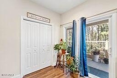 Like-new, beautifully furnished corner townhouse offering 3 - photo 4