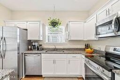Like-new, beautifully furnished corner townhouse offering 3 - photo 5