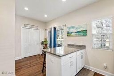Like-new, beautifully furnished corner townhouse offering 3 - photo 6