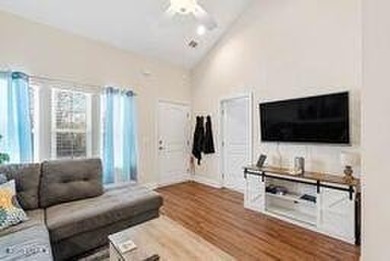 Like-new, beautifully furnished corner townhouse offering 3 - photo 8