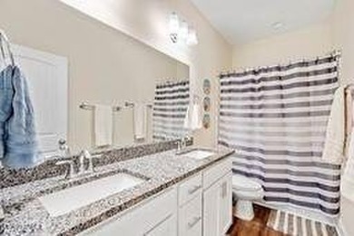 Like-new, beautifully furnished corner townhouse offering 3 - photo 10