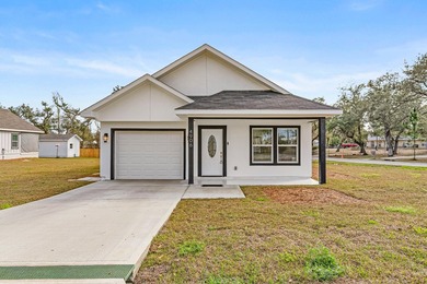 Modern Farmhouse on a Corner Lot, walking Distance to the Boat - photo 1