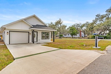 Modern Farmhouse on a Corner Lot, walking Distance to the Boat - photo 3