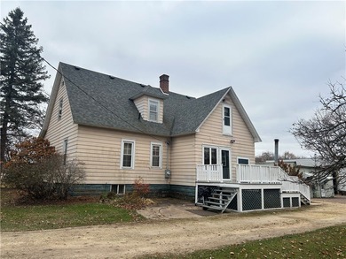 Charming 3-bedroom home with timeless character, featuring - photo 3