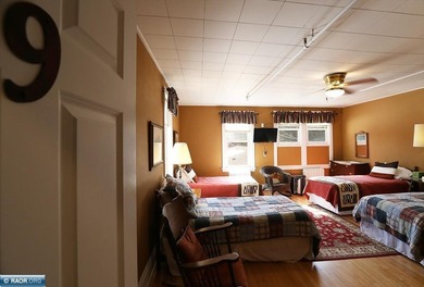 Retreat To Renowned Historic Bed & Breakfast, Vermilion Park Inn - photo 35