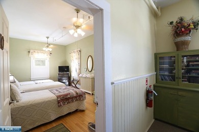 Retreat To Renowned Historic Bed & Breakfast, Vermilion Park Inn - photo 38