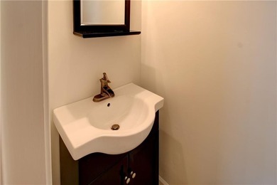 Charminig 3 bedroom / 2.5 bathroom traditional styled home is - photo 19