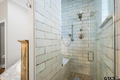 Experience the perfect blend of luxury, comfort, and - photo 23