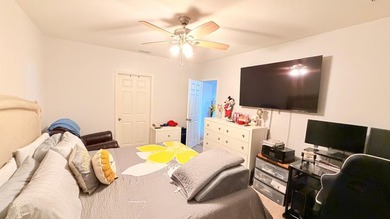 Welcome to this very well kept four-bedroom, two-bathroom - photo 25