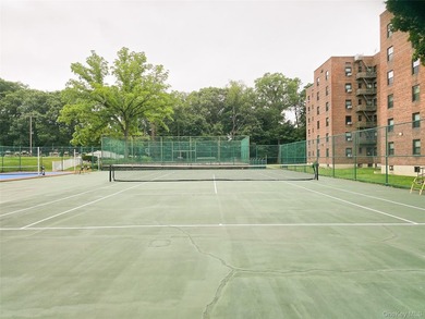 Windsor Park community of Oakland Gardens. Bright and - photo 15