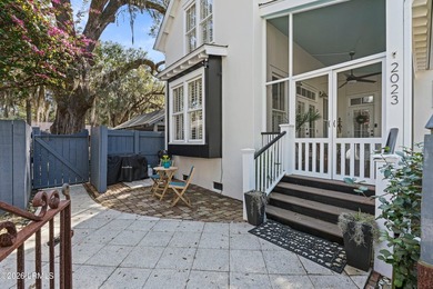 Set within Old Shell Point, this residence has been thoughtfully - photo 7
