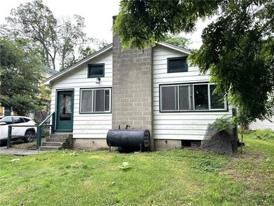 Calling all investors! Ripe for flipping. ----- Solid home with - photo 5