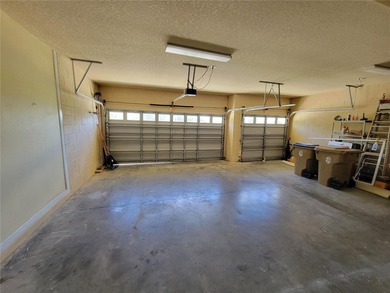 This beautiful property features an open floor plan and high - photo 37
