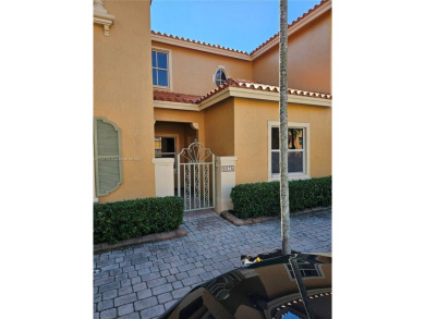 (private lake, pond, creek) Townhome/Townhouse For Sale in Dania Florida