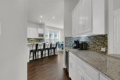 Sophisticated residence situated just off the tee of the golf - photo 6