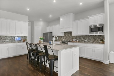 Sophisticated residence situated just off the tee of the golf - photo 7