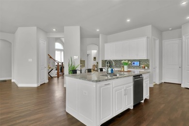 Sophisticated residence situated just off the tee of the golf - photo 8
