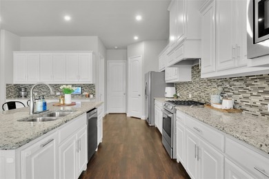 Sophisticated residence situated just off the tee of the golf - photo 9