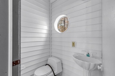 Looking for a spacious home with abundant storage or workshop - photo 33