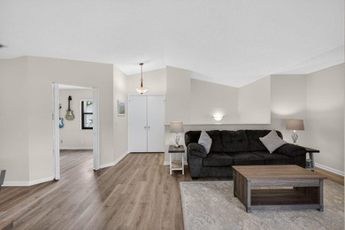Rarely Available 2 Bedroom, 2 Bathroom Plus Office/Den Floor - photo 11