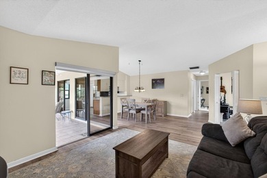 Rarely Available 2 Bedroom, 2 Bathroom Plus Office/Den Floor - photo 15