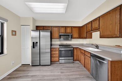 Rarely Available 2 Bedroom, 2 Bathroom Plus Office/Den Floor - photo 24