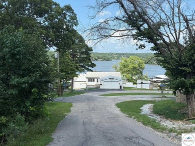 4-bed, 2-bath waterfront home in the Turkey Creek arm of Lake of - photo 2