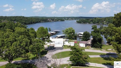 4-bed, 2-bath waterfront home in the Turkey Creek arm of Lake of - photo 4
