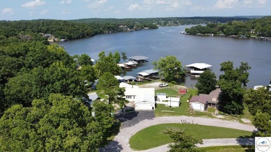 4-bed, 2-bath waterfront home in the Turkey Creek arm of Lake of - photo 5